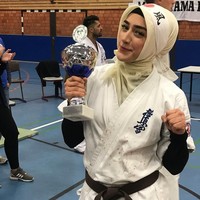 Hijabers berdarah Turki yang tinggal di Jerman ini menjadi sosok yang menarik perhatian. Ia menggeluti karateka tanpa menanggalkan hijabnya. Foto: Instagram