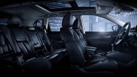 Adapun X-Trail terbaru ini mendapat pembaruan dari fitur-fiturnya. Termasuk fitur yang membuat pemiliknya bisa membuka pintu bagasi hanya dengan sensor kaki. Di dalam, terdapat sistem hiburan A-IVI dengan layar sentuh 7 inci. Foto: Nissan