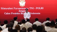 Mengenakan kemeja putih Jokowi naik ke atas panggung untuk menyampaikan sambutan dalam acara silaturahmi bersama purnawirawan TNI-Polri.