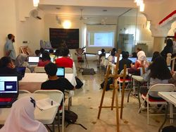 Yuk Intip Aksi Pak Guru Onno Purbo Ajari Anak-anak di Oman