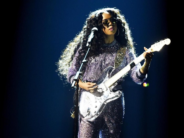 LOS ANGELES, CA - FEBRUARY 10:  H.E.R. performs onstage during the 61st Annual GRAMMY Awards at Staples Center on February 10, 2019 in Los Angeles, California.  (Photo by Kevin Winter/Getty Images for The Recording Academy)