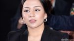 Penampilan Serba Hitam Angel Pieters