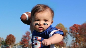 Kalau ini, Ella berpose bersiap-siap melempar bola dalam permainan football. Istimewa/Dok. Boredpanda.