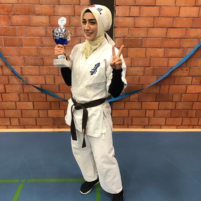 Semakin banyak atlet berhijab yang populer. Sebut saja Ibtihaj Muhammad, atlet anggar, dan Rajaf Khatib, pelari yang aktif menyerukan kebebasan berhijab di dunia olahraga. Di duni karateka, sosok hijabers bernama Sati Rukiye Damirel mencuri perhatian. Foto: Instagram
