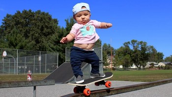 Seorang pria bernama Matt MacMillan mengabadikan foto-foto bayinya yang bernama Ella saat melakukan olahraga. Istimewa/Dok. Boredpanda.