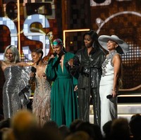 Sebelumnya, Lady Gaga yang juga dinominasikan di Academy Awards itu muncul di panggung Grammy bersama Jennifer Lopez, Alicia Keys, mantan ibu negara AS Michelle Obama, dan aktris Jada Pinkett-Smith. Para bintang ini bicara bagaimana kekuatan musik mengubah kehidupan mereka. (Foto: Getty Images)