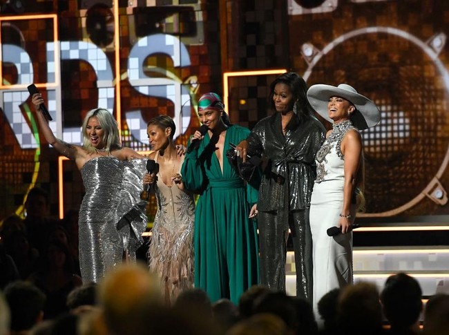 Sebelumnya, Lady Gaga yang juga dinominasikan di Academy Awards itu muncul di panggung Grammy bersama Jennifer Lopez, Alicia Keys, mantan ibu negara AS Michelle Obama, dan aktris Jada Pinkett-Smith. Para bintang ini bicara bagaimana kekuatan musik mengubah kehidupan mereka. (Foto: Getty Images)