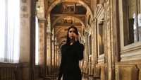 Dua Lipa juga pernah ke Vatikan. Dia diundang untuk pertemu Paus Fransiskus, jadi bajunya juga harus tertutup (dualipa/Instagram)
