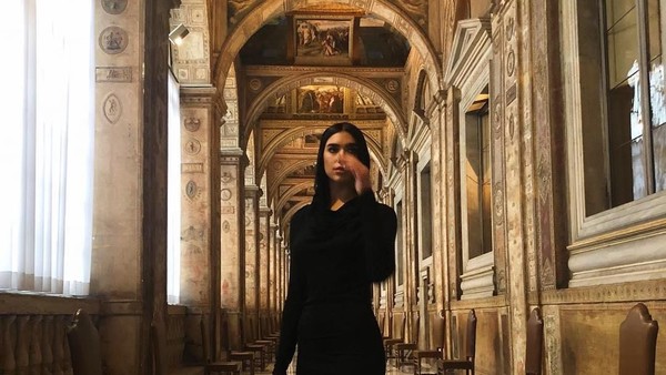 Dua Lipa juga pernah ke Vatikan. Dia diundang untuk pertemu Paus Fransiskus, jadi bajunya juga harus tertutup (dualipa/Instagram) Dua Lipa juga pernah ke Vatikan. Dia diundang untuk pertemu Paus Fransiskus, jadi bajunya juga harus tertutup (dualipa/Instagram)