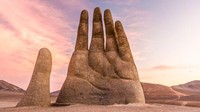 Ini adalah karya seniman Mario Irareazabal. Dia menamakan patung ini The Hand of Desert atau Mano del Desierto. (Plan South America via CNN Travel)