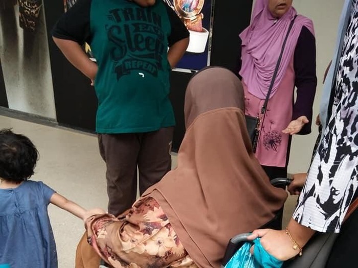 Wanita berkursi roda ini dilarang masuk toko. Foto: Dok. Facebook Rozita Othman Wanita berkursi roda ini dilarang masuk toko. Foto: Dok. Facebook Rozita Othman