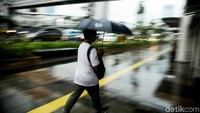 Pedestarian yang kini telah diperlebar tersebut nampak mampu menampung pejalan kaki.