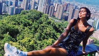Dua Lipa juga pernah berkunjung ke Taiwan. Dia mencoba Elephant Mountain Trail, yang menawarkan pemandangan Kota Taipei (dualipa/Instagram)