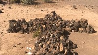 Tak cuma memahat wajah di dinding, turis-turis ini juga menumpuk batu-batu untuk membuat simbol salib yang akan terlihat dari atas ketinggian. (dok. Juan Coello Foundation)