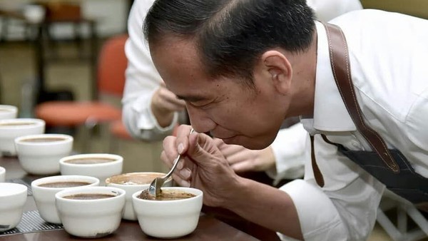 Icip Koling hingga Kopi Ijo 4 Ribu Perak, Begini Gaya Presiden Jokowi Saat Ngopi