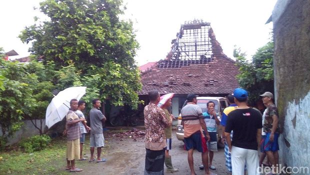 Salah satu rumah yang rusak akibat angin kencang di Kudus. 