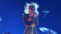 Gaga tak membawakan lagu Shallow seperti aslinya. Kevork Djansezian/Getty Images