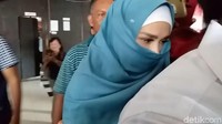 Berbeda saat awal masuk tadi, Mulan yang memakai hijab syari berwarna biru koleksi Dhini Aminarti, itu lebih memilih bungkam dan menutup wajahnya dengan khimarnya.