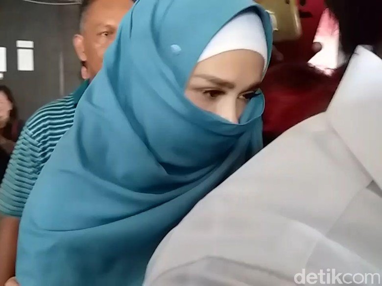 Hampir 3,5 Jam Mulan Besuk Dhani di Rutan Medaeng Hampir 3,5 Jam Mulan Besuk Dhani di Rutan Medaeng