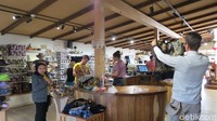 Toko suvenir The Shire Store jadi serbuan wisatawan untuk membeli pernak-pernik LOTR dan The Hobbits sebelum pulang (Fitraya/detikTravel)
