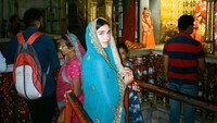 Cantiknya Dua Lipa berbusana sari yang lengkap di Jaipur, India. Saat itu dia mengunjungi Kuil Ganesha (dualipa/Instagram)