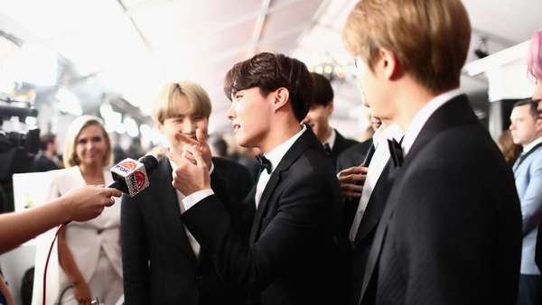 Setelan Hitam BTS di Grammy 2019 Setelan Hitam BTS di Grammy 2019