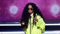 H.E.R mendapatkan Best R&B Album meskipun menurutnya ia tak punya album melainkan EP.  Kevin Winter/Getty Images for The Recording Academy