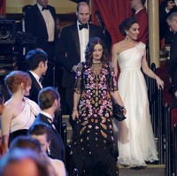 BAFTA ke-72 ini merupakan yang ketiga bagi Kate. Tahun lalu, Kate hadir ketika masih mengandung Pangeran Louis. Berbalut gaun hijau Alexander McQueen, Kate sempat dikritik karena para tamu lainnya memakai busana serba hitam untuk mendukung gerakan Times Up. Foto: Getty Images