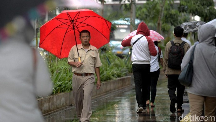 Pedestrian di kawasan Sudirman selau dipadati para pejalan kaki meski giguyur hujan. Begini penampakannya.