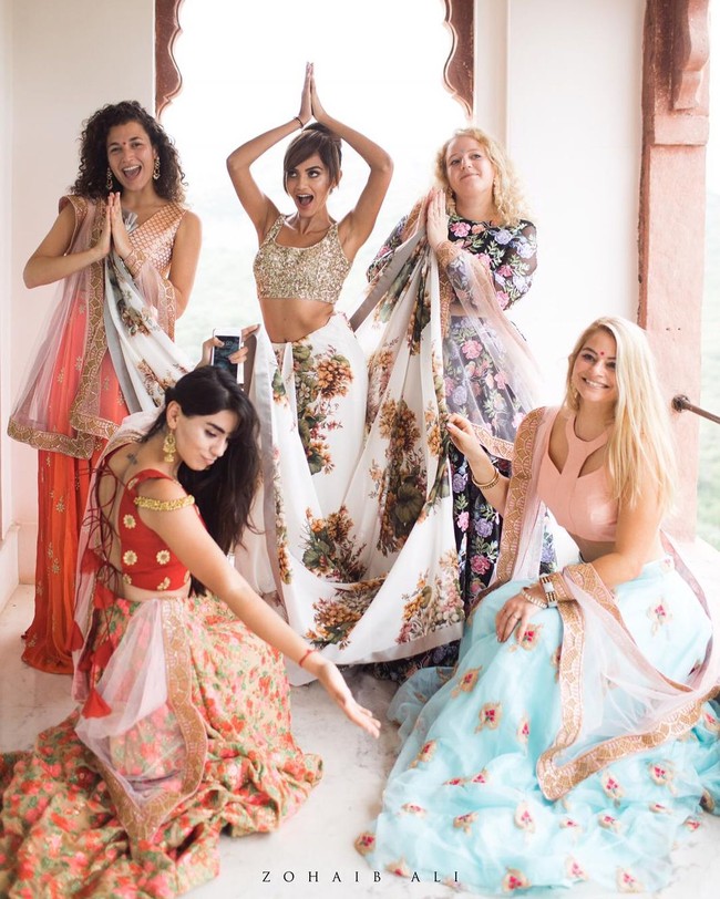 Pernikahan yang berlangsung selama empat hari empat malam itu berlangsung meriah. Dihadiri oleh 100 tamu undangan yang seluruh tamunya diberikan penginapan gratis di hotel mewah tempat berlangsungnya acara.  Foto: Instagram (@diipakhosla, @olegbuller)