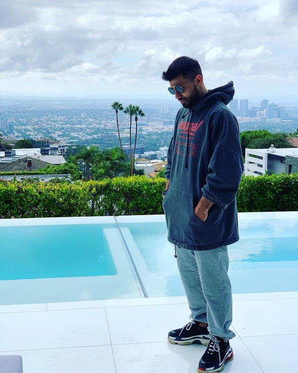 Lewat akun Instagram pribadinya, Aguero sering memposting foto-foto liburannya ke berbagai destinasi dunia. Walau sedang liburan di Los Angeles, gayanya tetap necis (Instagram/10aguerosergiokun) Lewat akun Instagram pribadinya, Aguero sering memposting foto-foto liburannya ke berbagai destinasi dunia. Walau sedang liburan di Los Angeles, gayanya tetap necis (Instagram/10aguerosergiokun)