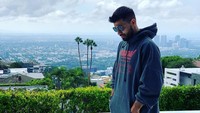 Lewat akun Instagram pribadinya, Aguero sering memposting foto-foto liburannya ke berbagai destinasi dunia. Walau sedang liburan di Los Angeles, gayanya tetap necis (Instagram/10aguerosergiokun)
