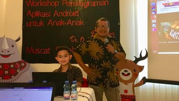 Anak-anak terlihat senang mengerjakan programingnya, karena sangat fun. Para junior kebanyakan membuat aplikasi Five Night At Freddy (FNAF) yang ternyata menjadi favorit mereka. Foto: KBRI Muscat, Oman