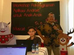 Yuk Intip Aksi Pak Guru Onno Purbo Ajari Anak-anak di Oman