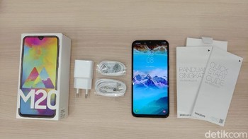 Aksesori yang didapat dari Galaxy M20 . (Foto: detikINET/Muhamad Imron Rosyadi)