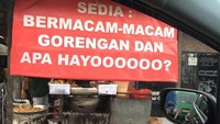 Warung ini sedia bermacam-macam gorengan dan apa hayooooo? Duh kok malah main tebak-tebakan. Foto: Twitter