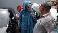 Langkah Mulan semakin tergesa-gesa menerobos kerumunan awak media saat dicecar pertanyaan usai mengunjungi sang suami di rutan Medaeng, Surabaya.