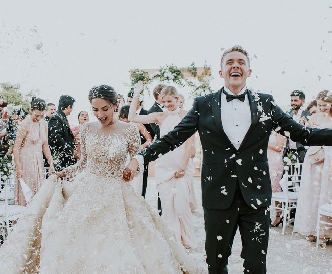 Dan masih ada tiga resepsi lainnya yang dirayakan oleh Diipa dan Oleg. Satu resepsi menggunakan busana bertema India dan dua resepsi lainnya menggunakan gaun bergaya internasional.  Foto: Instagram (@diipakhosla, @olegbuller)