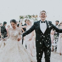 Dan masih ada tiga resepsi lainnya yang dirayakan oleh Diipa dan Oleg. Satu resepsi menggunakan busana bertema India dan dua resepsi lainnya menggunakan gaun bergaya internasional.  Foto: Instagram (@diipakhosla, @olegbuller)