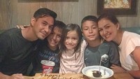 Last Night at Sabrina’s Birthday Dinner ❤️, tulis akun liodiegosabrina. Keluarga super sweet nih! Foto: Instagram liodiegosabrina