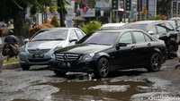 Lubang yang menganga bervariasi. Ada yang berdiameter 30 cm, ada pula yang berdiameter sekitar 2 meter.