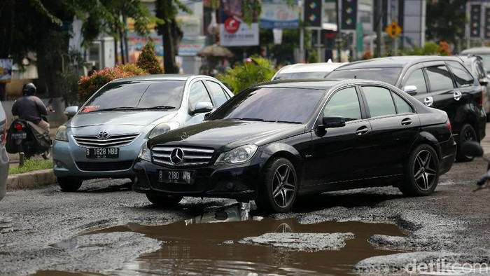 Hujan yang mengguyur selama beberapa bulan belakangan membuat Jalan KH Noer Ali, Kalimalang, Bekasi, rusak parah. Jalanan berlubang hingga menimbulkan kubangan air.