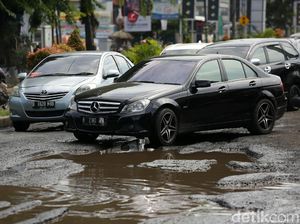 Velg Pecah Tiba-tiba Akibat Hantam Jalan Berlubang, Jangan Panik Ini Cara Berkendaranya