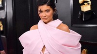 Kylie Jenner saat menghadiri acara Grammy Awards 2019 di California, AS pada Minggu (10/2). Matt Winkelmeyer/Getty Images for The Recording Academy