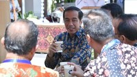 Usai mengikui pertemuan tahunan IMF-World Bank di Bali Nusa Dua Convention Center (BNDCC) Oktober 2018, Presiden Jokowi ngopi bareng para menteri. Foto: Laily Rachev - Biro Pers Setpres  