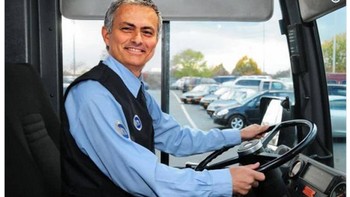 Jose Mourinho, dengan bus, dibawa-bawa dalam gelombang meme ini. (Foto: Internet/Twitter)