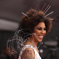 Aku percaya pada Presiden. Aku baru saja merilis album berjudul Home Sweet Home yang bercerita tentang kecintaanku pada Amerika, kawat berduri. Jadi, aku bersenang-senang dengan penampilan ini, kata perempuan keturunan Argentina dan Afrika ini kepada Variety. Di Grammy sebelumnya, ia sempat menuai kontroversi karena tampil dengan gaun MAGA dan gaun antiaborsi. (Foto: REUTERS/Lucy Nicholson)