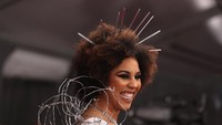 Joy Villa bahkan melengkapi penampilannya itu dengan kawat-kawat berduri. REUTERS/Lucy Nicholson