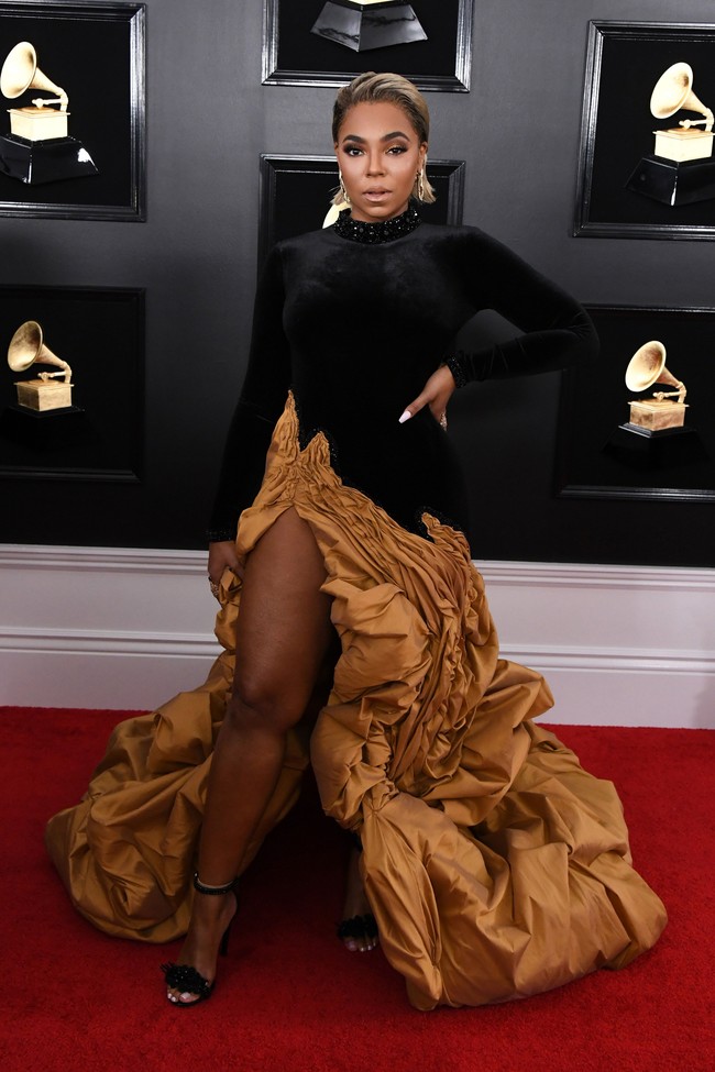 Warna yang kontras antara coklat dan hitam di gaun Ashanti tidak berpadu dengan baik. Gumpalan kain coklat yang ekstra ini pun malah membuat gaun terlihat buruk. Foto: Getty Images