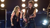 Miley Cyrus dan Shawn Mendes saat tampil di Grammy Awards 2019 di California, AS pada Minggu (10/2). Kevin Winter/Getty Images for The Recording Academy